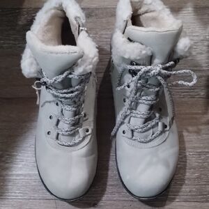 LIKE NEW (w/Sml Flaw): JBU; FAUX FUR LINED MAN-MADE LEATHER ANKLE BOOTS.